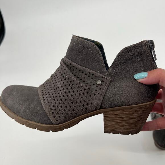 Earth Origins gray Suede Booties Perforated Ruching brandished toe back zip sz 7 - Picture 4 of 10